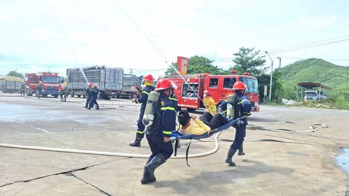  Thực tập triển khai đội hình cứu hộ, đưa nạn nhân ra ngoài. Ảnh: ĐVCC 