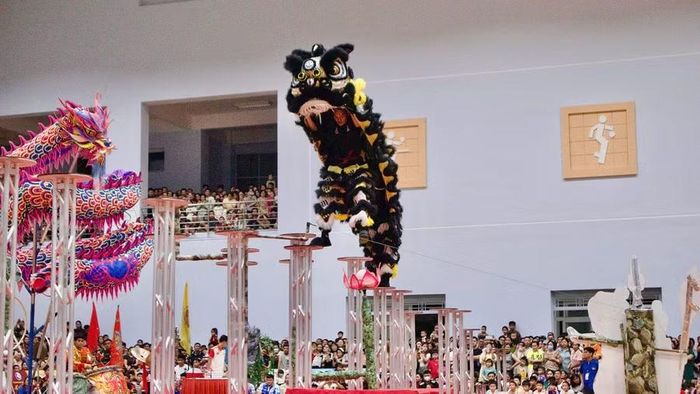  Đoàn lân đến từ Thái Lan gây ấn tượng với những động tác mạnh mẽ, dứt khoát trên giàn Mai hoa thung. Ảnh: H.V 