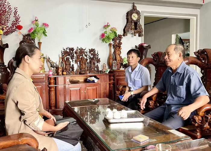 Cán bộ xã Ia Tôr tuyên truyền, vận động người dân hiểu rõ quyền lợi, trách nhiệm và ý nghĩa của việc triển khai Dự án đường dây 220kV Pleiku 2 - Krông Buk mạch 2. Ảnh: Vũ Thảo