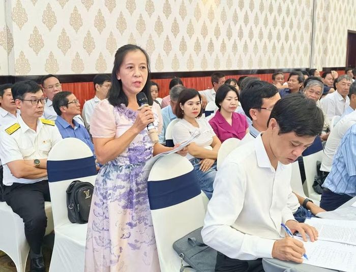  Bà Phạm Thị Từ Vân - Giám đốc HTX Nông lâm nghiệp và dịch vụ An Lộc (xã Ayun) nêu kiến nghị tại buổi đối thoại. Ảnh: Dũng Nhân 