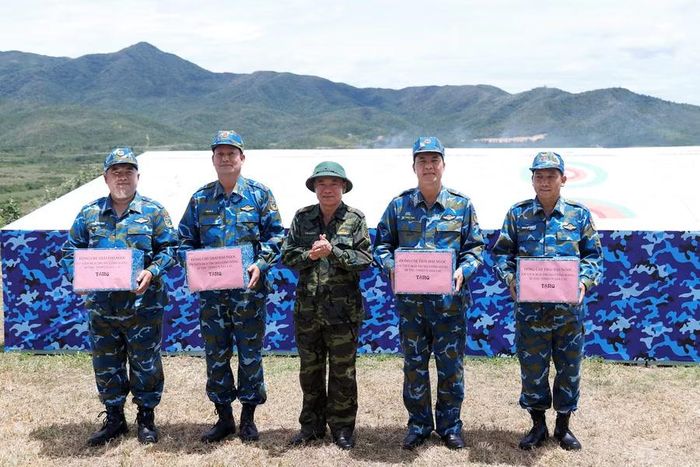  Bí thư Tỉnh ủy Thái Đại Ngọc (giữa) tặng quà động viên các đơn vị thuộc Quân chủng PK-KQ tham gia diễn tập. Ảnh: H.P 