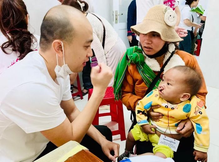 Qua khám sàng lọc, những trẻ em đủ điều kiện phẫu thuật sẽ thực hiện phẫu thuật từ ngày 22 đến 25-8-2026 ngay tại Bệnh viện Sản - Nhi Gia Lai. Ảnh: Như Nguyện