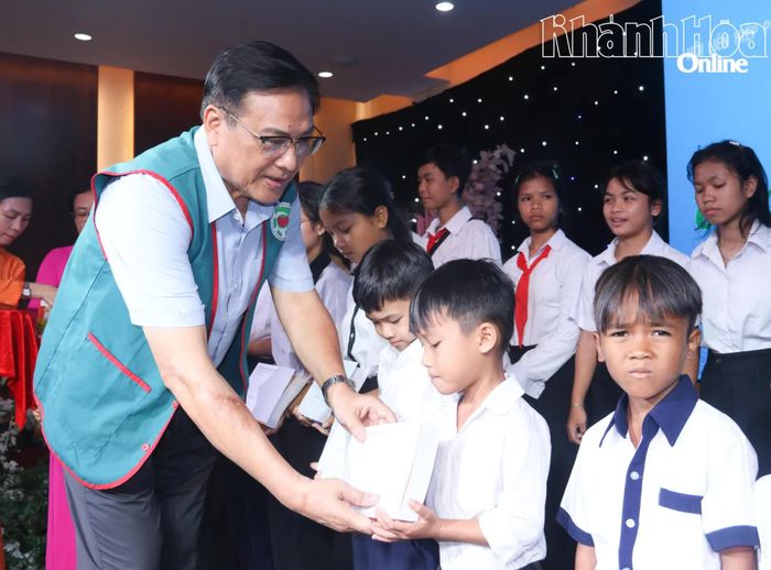 Ông Lê Hữu Thọ - Chủ tịch Hội Bảo trợ người khuyết tật, bệnh nhân nghèo và quyền trẻ em tỉnh trao học bổng cho trẻ em mồ côi. 