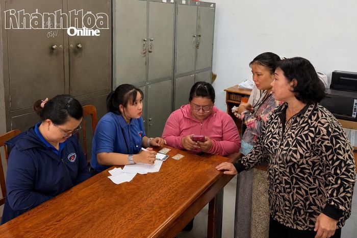 Đoàn viên, thanh niên phường Bảo An hướng dẫn người dân các thủ tục hành chính.