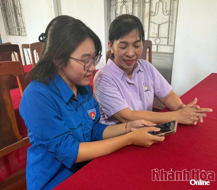 Đoàn viên, thanh niên phường Bảo An hướng dẫn người dân tích hợp giấy tờ trên VNeID.