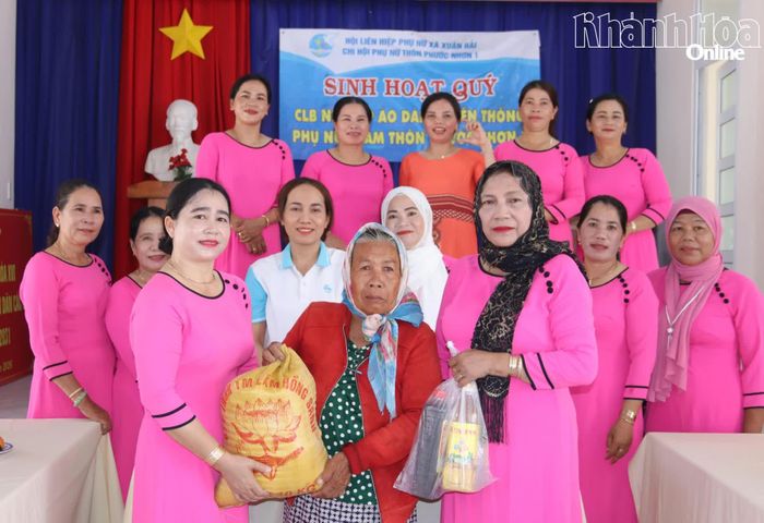 Câu lạc bộ Nét đẹp áo dài truyền thống phụ nữ Chăm thôn Phước Nhơn 1 (xã Xuân Hải) tặng gạo và nhu yếu phẩm cho người già có hoàn cảnh khó khăn.
