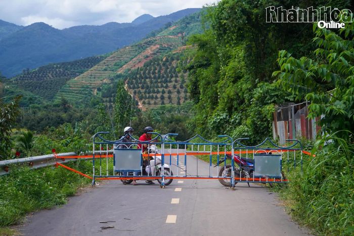 Đóng đường để phục vụ thi công khắc phục điểm sạt lở.