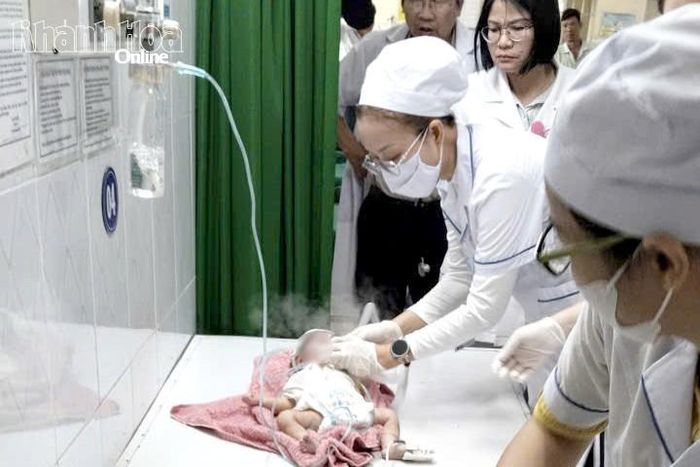 Các y, bác sĩ Bệnh viện Đa khoa khu vực Ninh Hòa cấp cứu trẻ sơ sinh bị bỏ rơi.