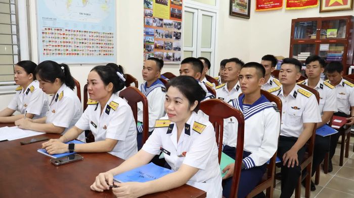 Các đảng viên mới và quần chúng ưu tú tham gia lớp bồi dưỡng.
