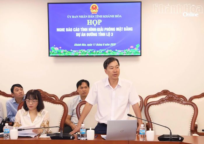 Lãnh đạo Ban Quản lý Dự án Đầu tư xây dựng các công trình nông nghiệp và giao thông tỉnh báo cáo vướng mắc của dự án.