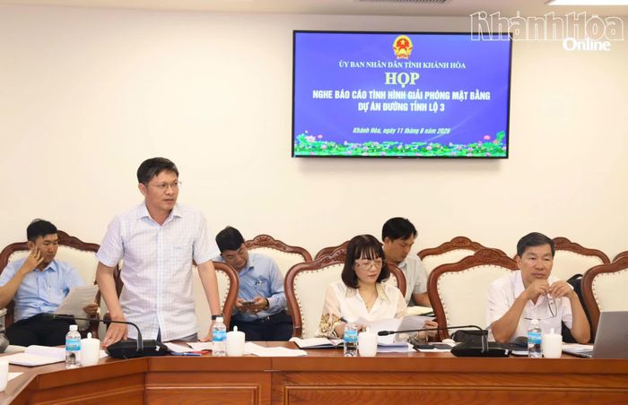 Lãnh đạo Sở Xây dựng phát biểu tại cuộc họp.