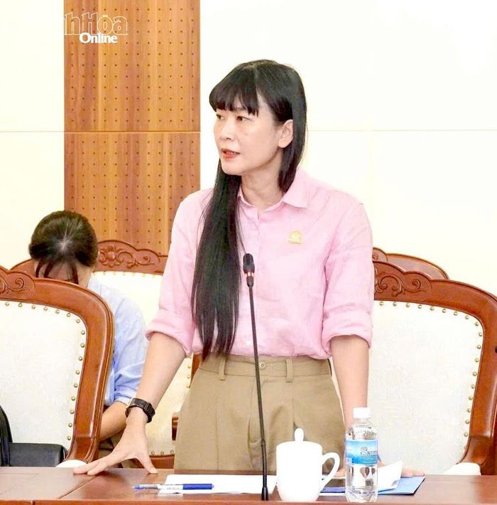 Lãnh đạo Công ty TNHH Nhà nước Một thành viên Yến sào Khánh Hòa báo cáo tại cuộc họp.