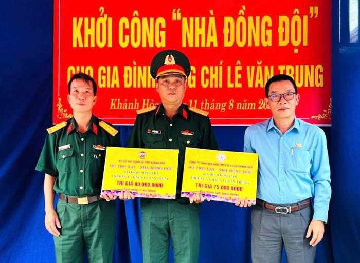 Lãnh đạo Bộ Chỉ huy Quân sự tỉnh và Công ty TNHH Nhà nước Một thành viên Yến sào Khánh Hòa trao bảng tượng trưng hỗ trợ xây "Nhà đồng đội" cho Thượng úy Lê Văn Trung.