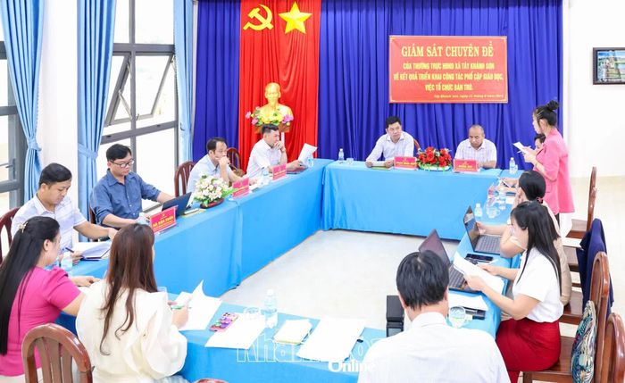 Đoàn giám sát làm việc với Trường Mầm non Anh Đào.