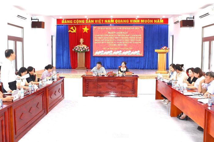 Thành viên đoàn công tác nêu ý kiến tại buổi làm việc.
