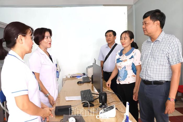 Đoàn đến khảo sát cơ sở vật chất tại trạm Y tế phường Bắc Cam Ranh.