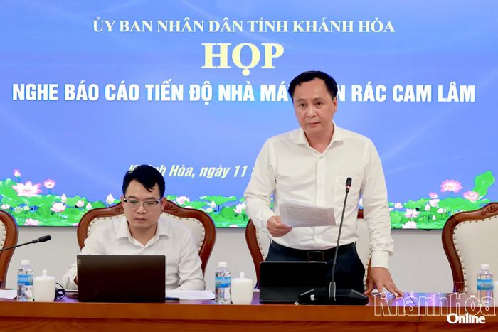 Đại diện chủ đầu tư Dự án Nhà máy điện rác Khánh Hòa báo cáo tại cuộc họp.