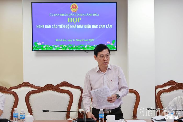 Lãnh đạo Sở Xây dựng phát biểu tại cuộc họp.