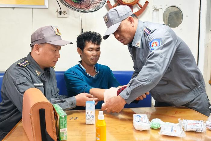 Tổ cứu thương tàu KN466 cấp cứu, cố định cánh tay bị gãy cho ngư dân.