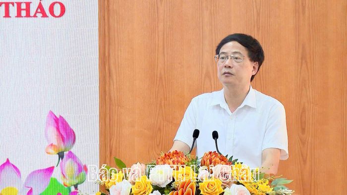 Giám đốc Sở Giáo dục và Đào tạo tỉnh Lai Châu Mạc Quang Dũng tham luận tại hội thảo.
