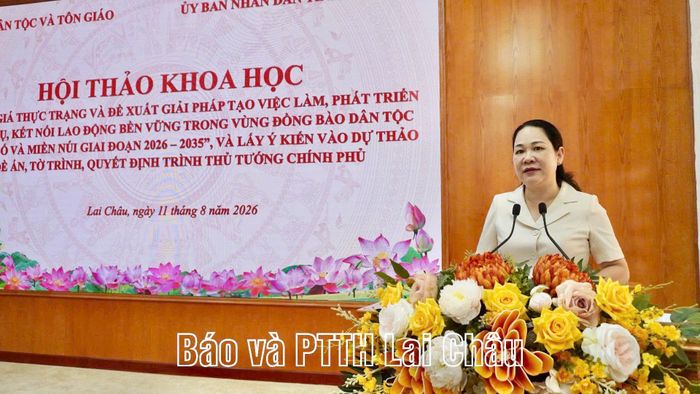 Đồng chí Nông Thị Hà - Thứ trưởng Bộ Dân tộc và Tôn giáo phát biểu kết luận hội thảo.