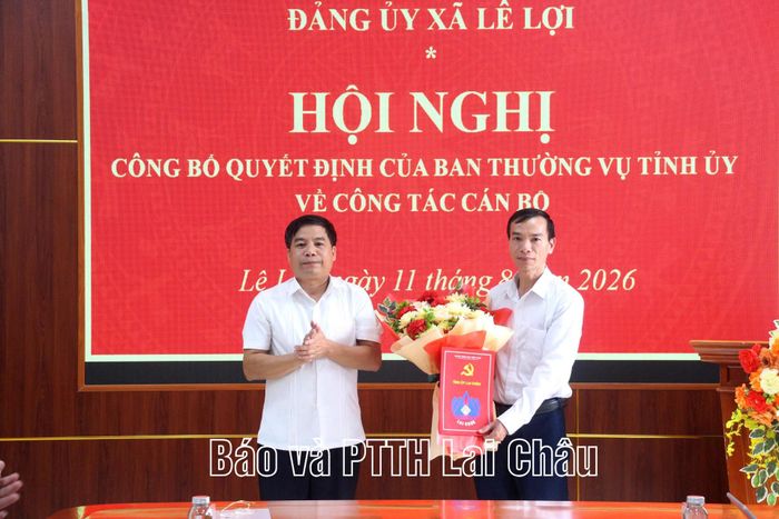 Đồng chí Nguyễn Văn Ninh – Bí thư Đảng ủy, Chủ tịch HĐND xã trao quyết định cho đồng chí Nguyễn Văn Vững.