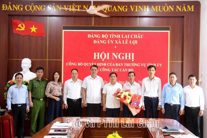 Các đồng chí lãnh đạo Đảng ủy, HĐND, UBND và phòng, ban của xã tặng hoa chúc mừng đồng chí Nguyễn Văn Vững.