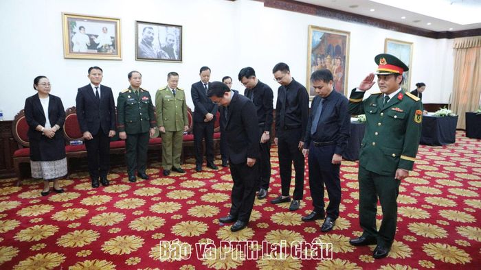 Đoàn đại biểu tỉnh Lai Châu đặt vòng hoa, viếng Chủ tịch Quốc hội Lào Saysomphone Phomvihane tại trụ sở Đại sứ quán Lào (Hà Nội).
