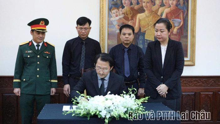 Đồng chí Sùng A Hồ - Phó Bí thư Tỉnh ủy, Trưởng đoàn Đại biểu Quốc hội tỉnh ghi sổ tang tiễn biệt đồng chí Saysomphone Phomvihane.