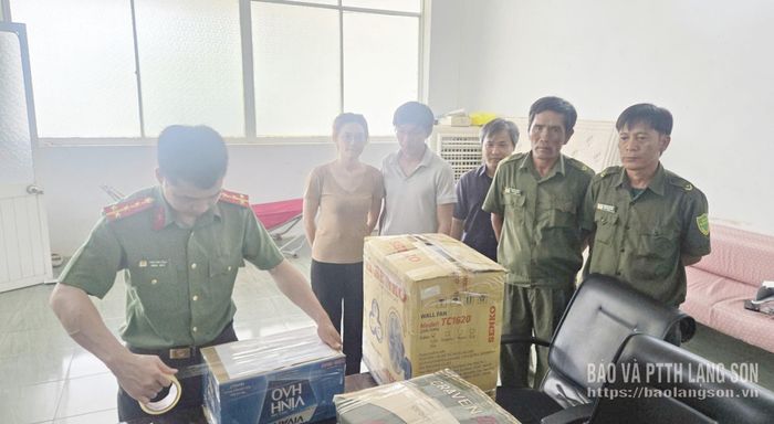Lực lượng chức năng thu giữ, niêm phong tài liệu liên quan đến vụ án