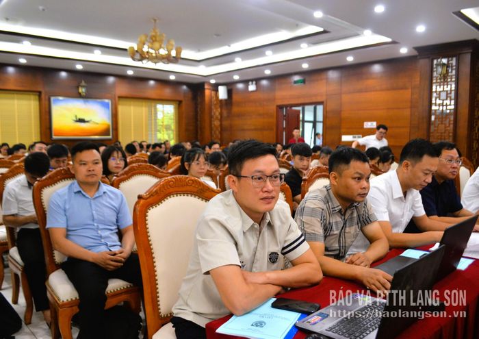 Học viên theo dõi các nội dung được truyền đạt tại hội nghị