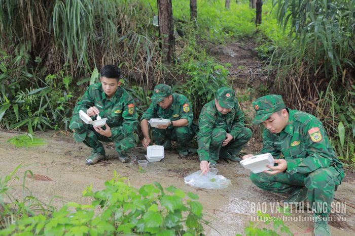 Giờ nghỉ trưa diễn ra chóng vánh ngay bên vệ đường. Suất cơm hộp ăn vội giúp bộ đội kịp thời phục hồi thể lực, tranh thủ thời gian chợp mắt ngắn ngủi để tiếp tục ca làm việc buổi chiều.
