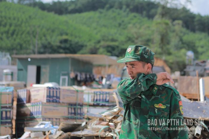  Lao động liên tục trong điều kiện thời tiết nắng nóng, oi bức khiến quân phục chiến sĩ đẫm mồ hôi. Tuy vất vả nhưng tinh thần thi công khẩn trương, không quản ngại khó khăn vẫn luôn được lực lượng biên phòng duy trì xuyên suốt ca làm việc.