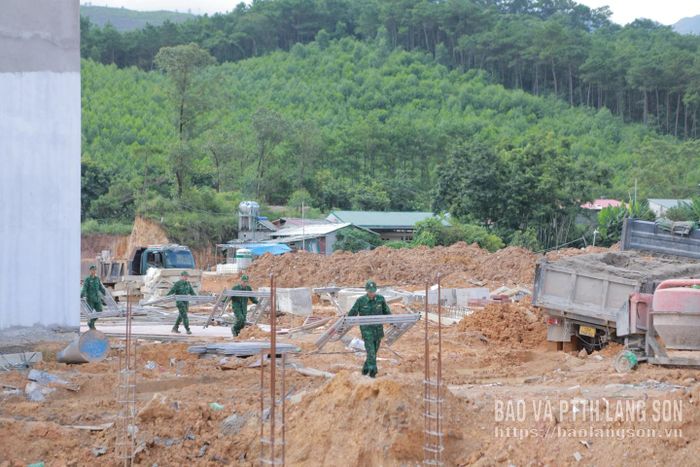 Để tháo gỡ khâu vận chuyển, sức người được huy động tối đa. Bất chấp mặt sân trơn trượt, bùn lún, các cán bộ, chiến sĩ Đồn Biên phòng Cửa khẩu Chi Ma đã trực tiếp đảm nhận phần việc nặng nhọc: bốc xếp, di chuyển hàng tấn vật tư thiết bị.