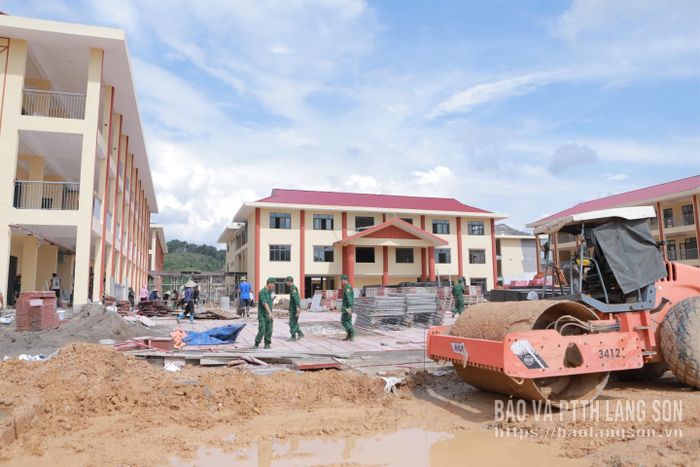 Những ngày này, công trình Trường phổ thông nội trú liên cấp Tiểu học và Trung học cơ sở Mẫu Sơn đang bước vào giai đoạn hoàn thiện, ngổn ngang vật liệu và bùn lầy sau những trận mưa kéo dài. Khối lượng công việc lớn, mặt bằng chật hẹp khiến xe cơ giới không thể tiếp cận mọi vị trí, việc vận chuyển vật tư gặp nhiều trở ngại.