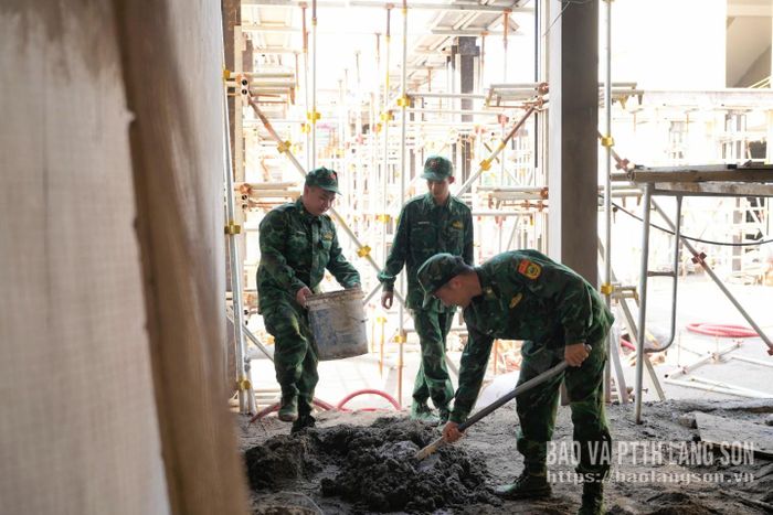 Tại các hạng mục bên trong công trình, lực lượng bộ đội trực tiếp tham gia trộn bê tông, luân chuyển vật liệu và giải phóng mặt bằng, hỗ trợ tối đa cho các tổ thợ thi công hoàn thiện.