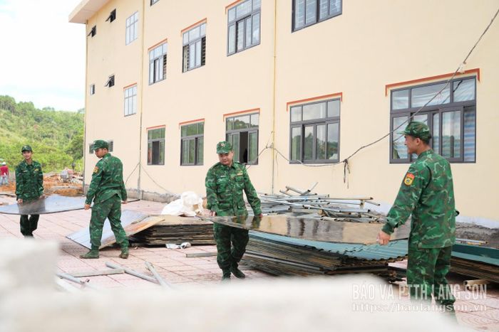 Các cán bộ, chiến sĩ đã phối hợp nhịp nhàng, vận chuyển hàng loạt vật liệu cồng kềnh từ hệ thống giàn giáo, ván ép khổ lớn cho đến những thanh cột chống dài...
