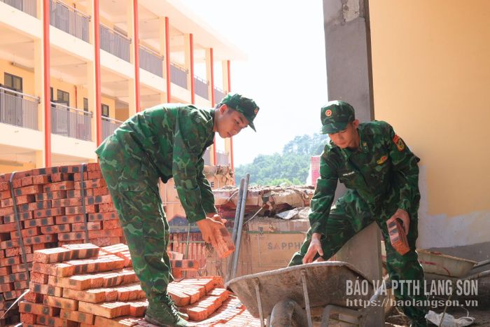 Tại các bãi tập kết vật liệu, công việc cũng diễn ra khẩn trương. Từng viên gạch đỏ được cán bộ, chiến sĩ Đồn biên phòng Cửa khẩu Chi Ma thoăn thoắt phân loại, xếp gọn gàng để thợ xây có thể bắt tay ngay vào việc xây tô các hạng mục phụ trợ.