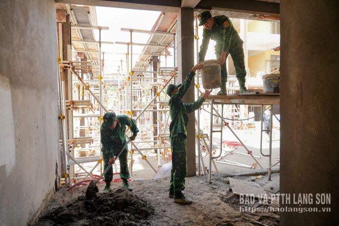 Những xô vữa được các cán bộ, chiến sĩ nhanh nhẹn chuyền tay nhau đưa lên hệ thống giàn giáo cao. Việc bổ sung kịp thời nhân lực từ lực lượng biên phòng đã giúp các tốp thợ xây trát, lát nền duy trì được cường độ làm việc liên tục.