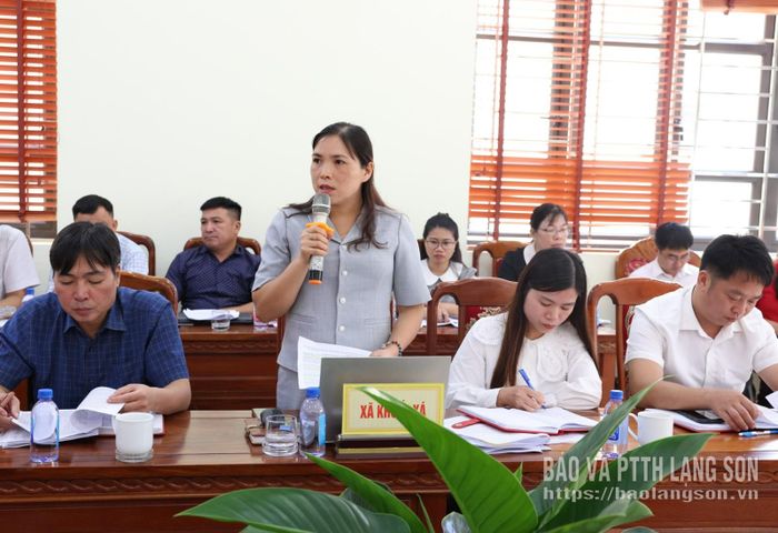Lãnh đạo xã Khuất Xá báo cáo kết quả hoạt động của HĐND xã với đoàn công tác