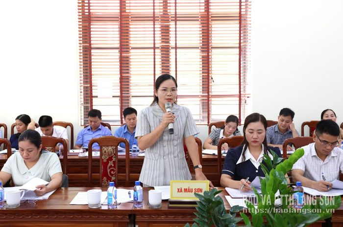 Lãnh đạo xã Mẫu Sơn báo cáo việc thực hiện của HĐND xã với đoàn công tác