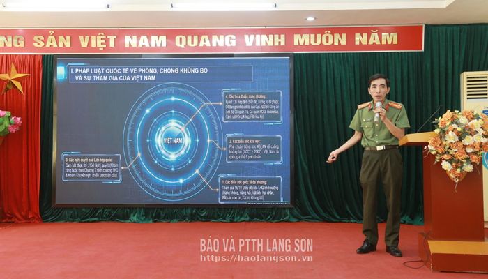 Cán bộ Cục An ninh nội địa, Bộ Công an truyền đạt các nội dung tại hội nghị