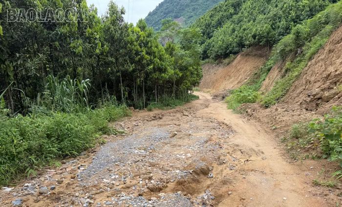 Tuyến đường thi công dang dở ảnh hưởng tới đời sống người dân.