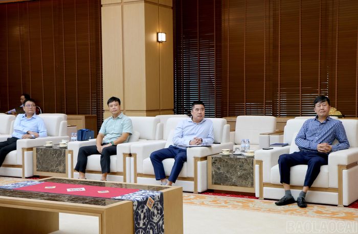  Các đại biểu tham dự buổi làm việc. 