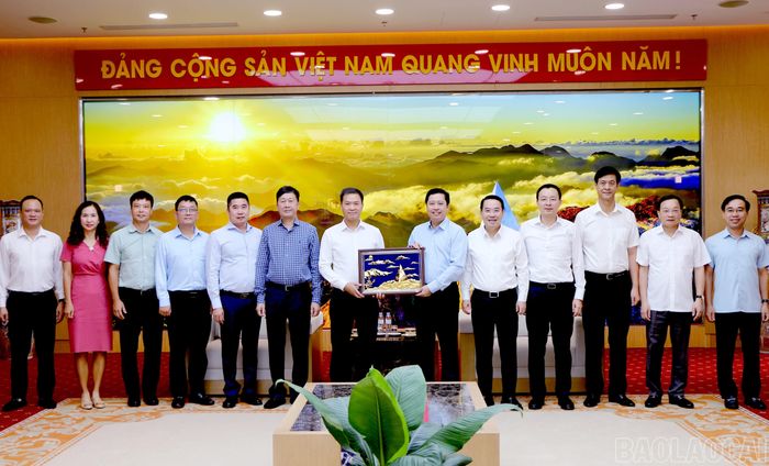 Đồng chí Bí thư Tỉnh ủy Dương Quốc Huy tặng quà lưu niệm cho Tổng Công ty Viglacera - CTCP.
