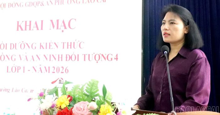 Đồng chí Trần Thị Thùy Dung - Phó Chủ tịch UBND, Chủ tịch Hội đồng giáo dục quốc phòng và an ninh phường Lào Cai phát biểu khai mạc.