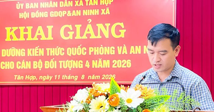 Đồng chí Vũ Tùng Lâm - Phó chủ tịch UBND xã, Chủ tịch Hội đồng giáo dục Quốc phòng xã Tân Hợp phát biểu khai mạc lớp bồi dưỡng.