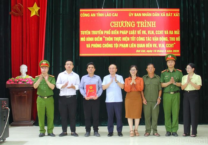  Ban điều hành mô hình điểm thôn An Quang ra mắt, cam kết tuyên truyền, vận động Nhân dân giao nộp vũ khí, vật liệu nổ, công cụ hỗ trợ. 