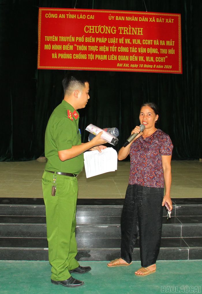 Lực lượng công an giao lưu, trao đổi với người dân về các quy định của pháp luật về quản lý vũ khí, vật liệu nổ và công cụ hỗ trợ.