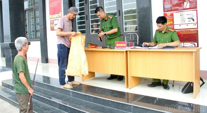 Sau buổi tuyên truyền, vận động một số người dân đã tự giác giao nộp vũ khí tự chế còn cất trong nhà từ lâu.